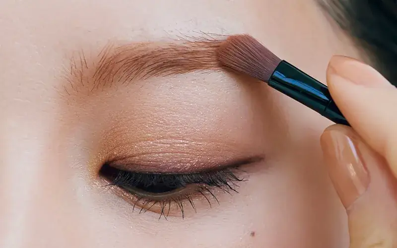 軽さと存在感を両立したかっこいい眉毛