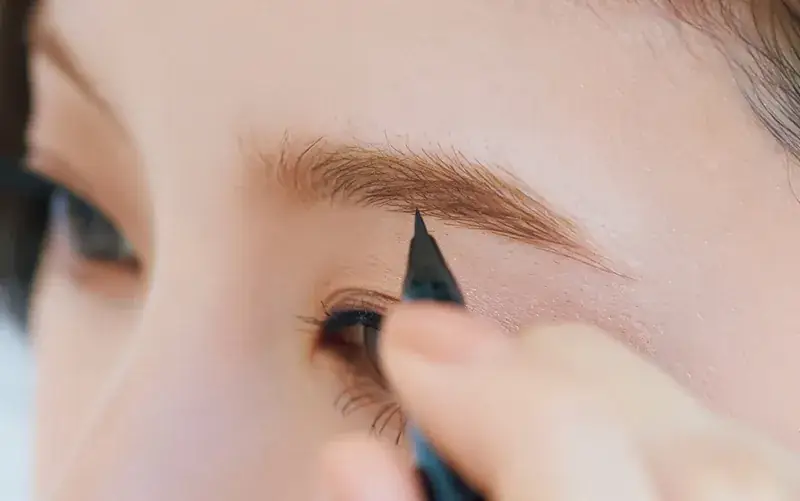 軽さと存在感を両立したかっこいい眉毛
