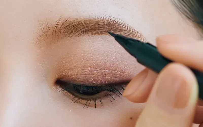 軽さと存在感を両立したかっこいい眉毛