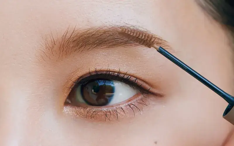 軽さと存在感を両立したかっこいい眉毛