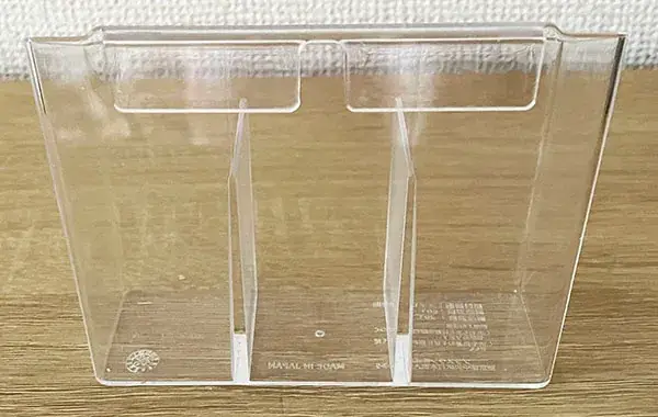 メイクブラシを立てて入れる