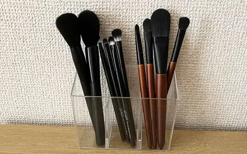 メイクブラシを立てて入れる
