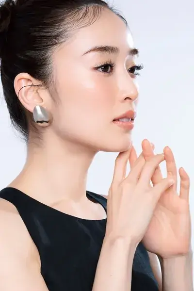 目元のヌーディーメイクが完成