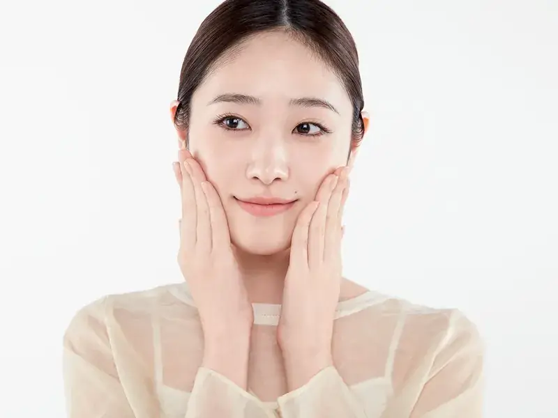1トーン明るいファンデは顔中心に