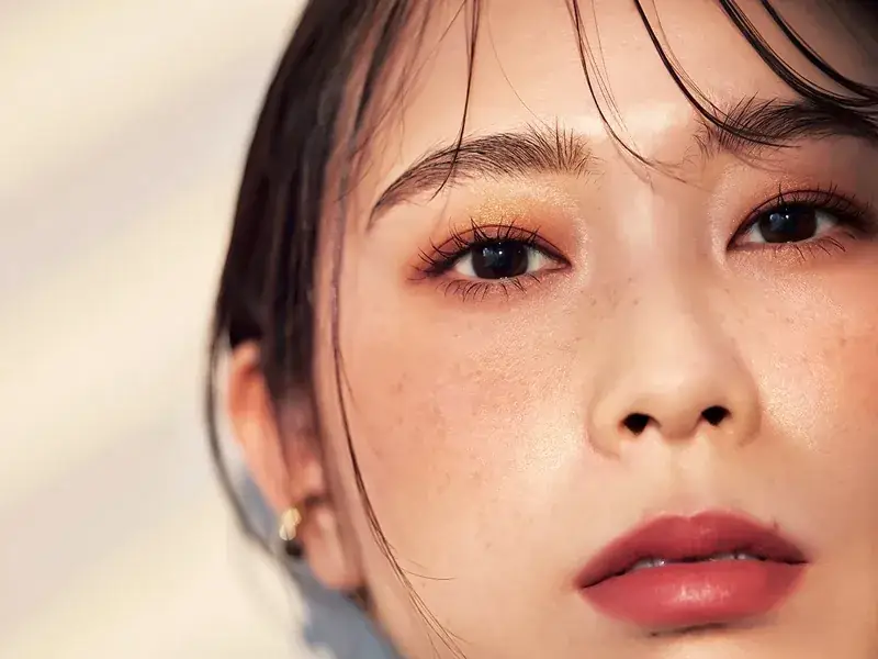 ブラウン系のアイメイクをしたモデル写真