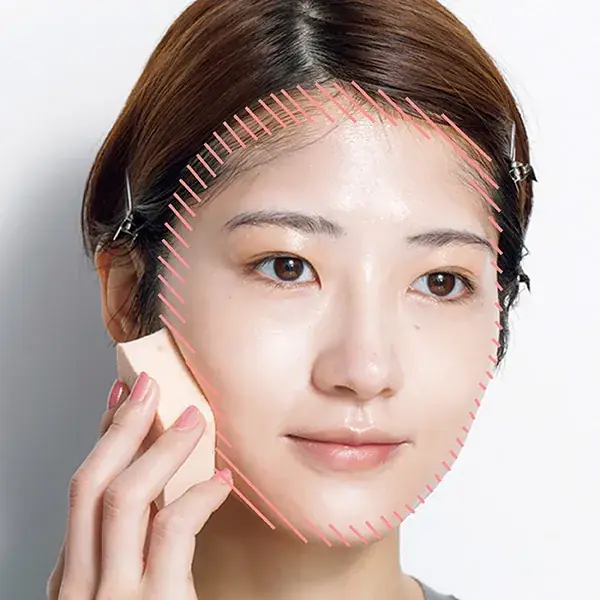 ファンデーションをフェイスラインにのせる