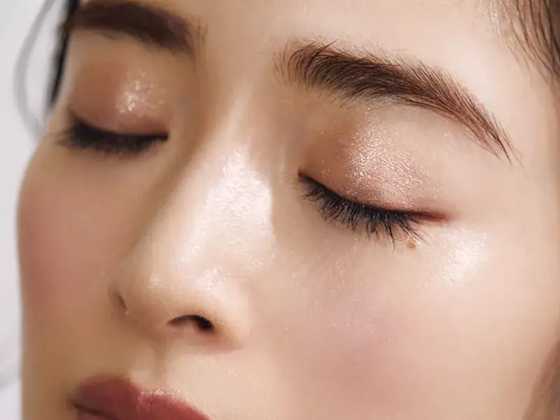 さりげない煌めきのヌーディメイク