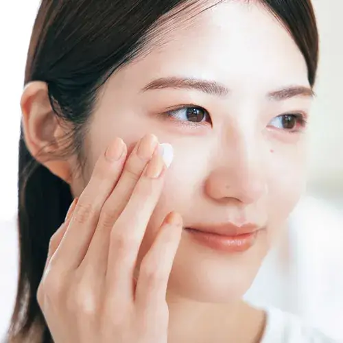 下地を塗る若月佑美