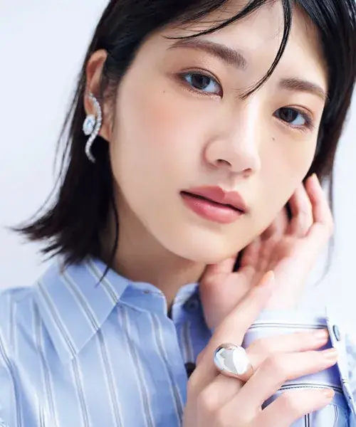 若月佑美さん きれいめシンプルなベージュアイメイク