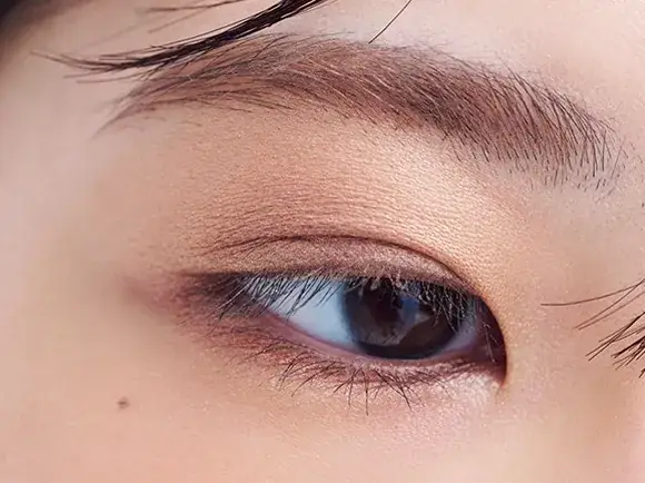 きれいめシンプルなベージュアイメイク