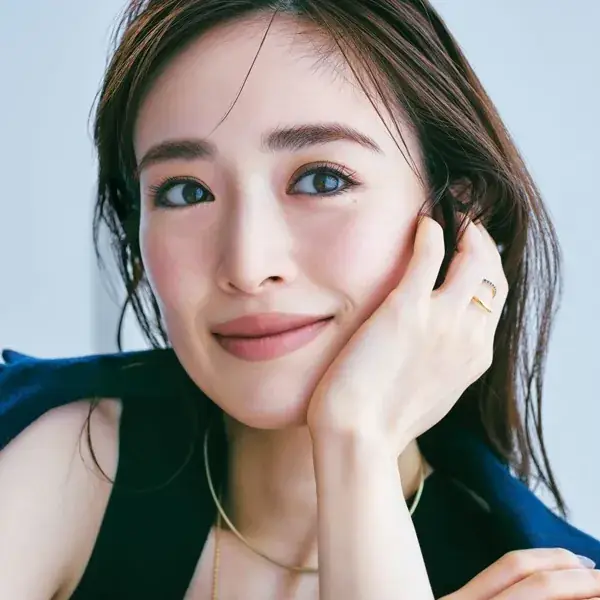泉里香さん バストアップ写真