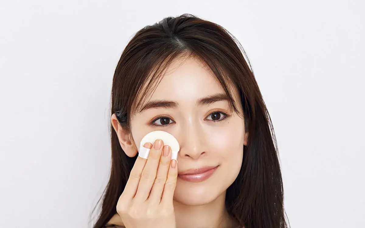 きれいが復活する【メイク直しのやり方】夕方まで美をキープする崩れ防止対策も イラスト