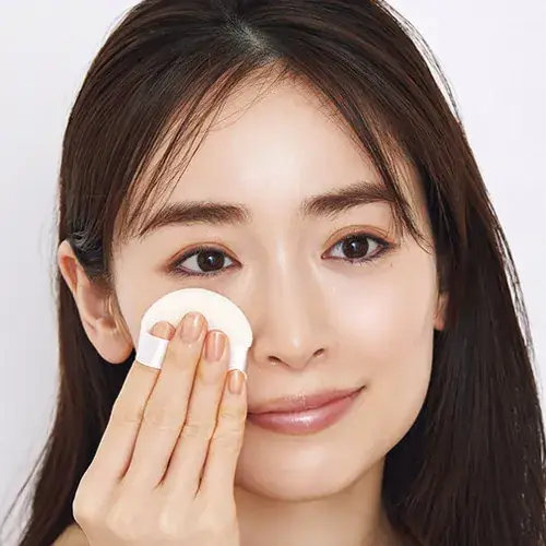 少量のパウダーで極薄のUV膜をメイク