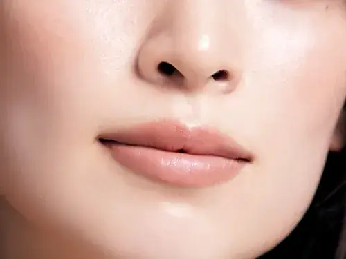目元を盛るときは頬や口元を抜く