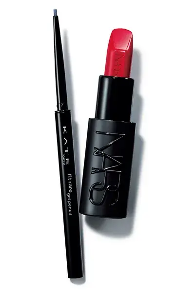右:NARS JAPAN エクスプリシット リップスティック 863 ¥5,280<br>サテンのようなツヤで上品に発色。<br>左:カネボウ化粧品 ケイト レアフィットジェルペンシルN BU-2 ¥1,210(編集部調べ)<br>約10秒でピタッと肌に密着する速乾性が魅力。汗や涙にも強い。