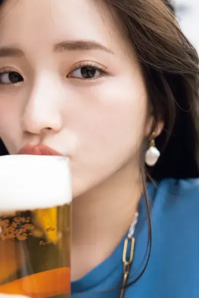 ビールを飲んでいる女性