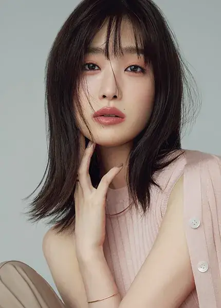 高橋ひかるさん ピンクニット着用のバストアップ写真