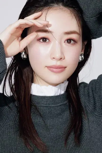 泉里香さん 甘すぎない温かみある目元を作るピンクみブラウンメイクバストアップ写真