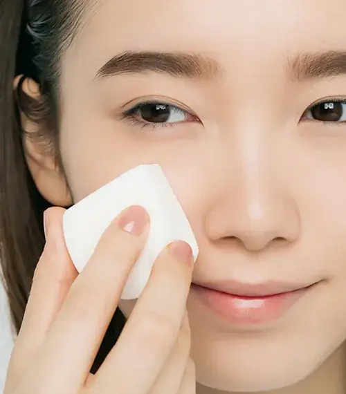 手だけで塗らない！ スポンジで密着させて