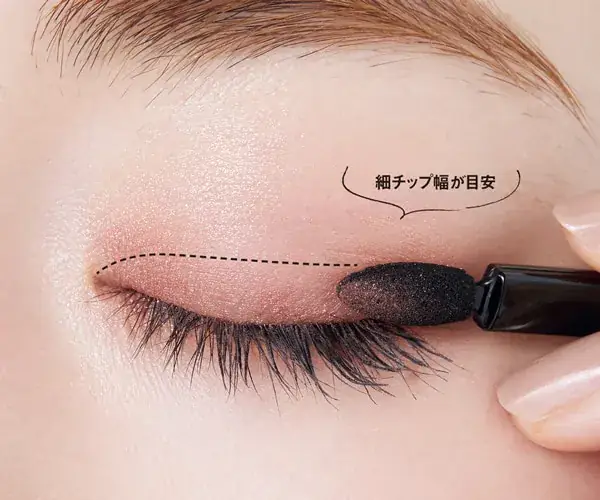 チップでアイホールにアイシャドウをのせている工程写真