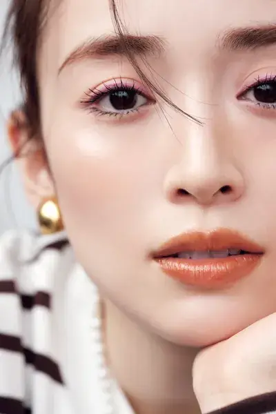 泉里香さん ビビッドピンクのカラーライン使いメイク 顔寄り写真