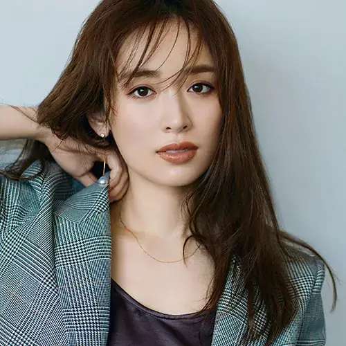 泉里香さん ジャケットスタイルバストアップ写真