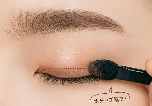 チップでシャドウをシャドウを目のキワにのせている工程写真