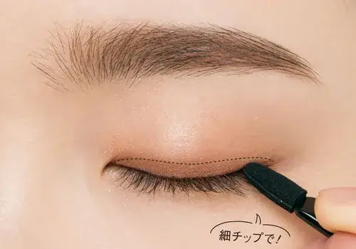 細チップでシャドウをのせている工程写真