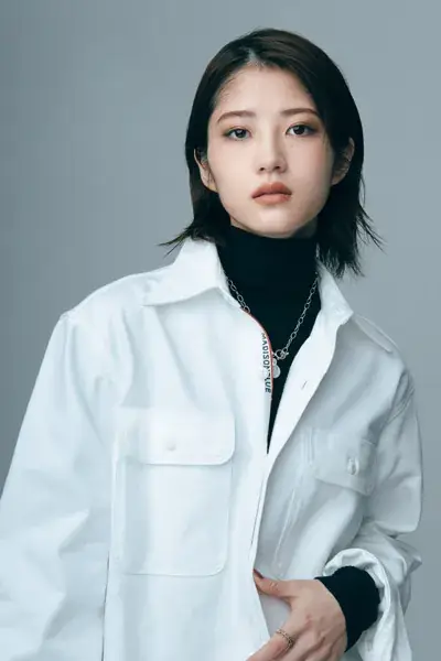 若月佑美さん 白シャツスタイルの上半身写真