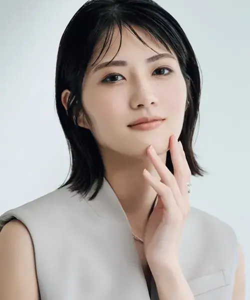若月佑美さん ジレ着用のバストアップ写真
