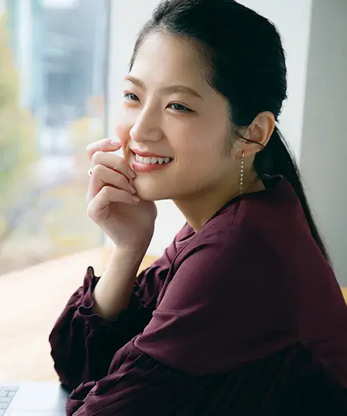 若月佑美さん ポニーテール姿のバストアップ写真