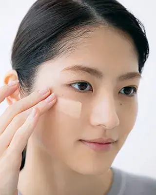 保湿下地を塗る工程写真