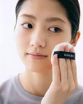 パフを頬にのせている写真
