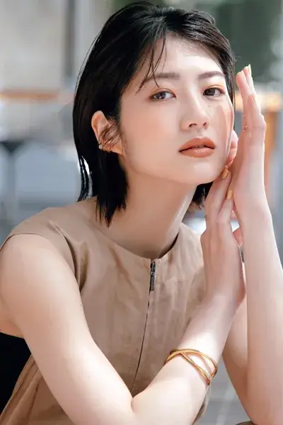 若月佑美さん ベージュワンピース着用のバストアップ写真