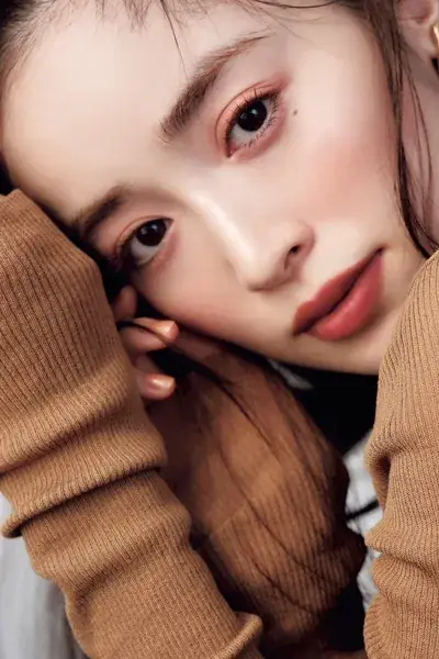 やわらかな女性らしさを演出するなら「ミュートピンクでじんわり色づけ」