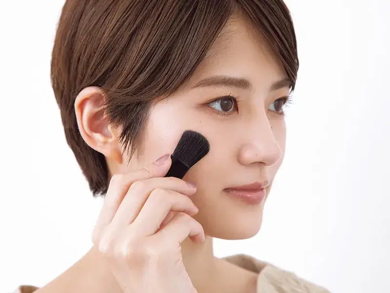 若月佑美さん ブラシでフェイスカラーをのせる様子