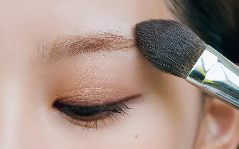 STEP1. フェイスパウダーで余分な油分をオフ