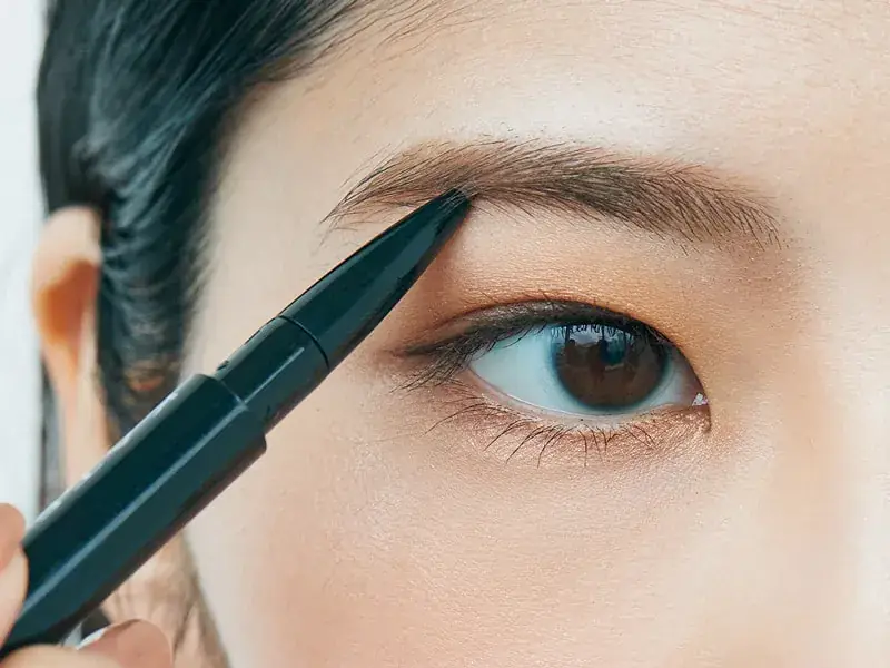 STEP4. 彫りを深めにしたい人はペンシルで眉下を強調する