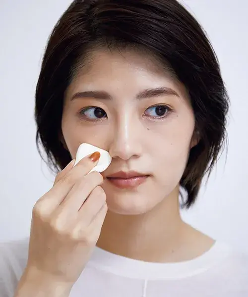 パフを頬の下にあてている写真