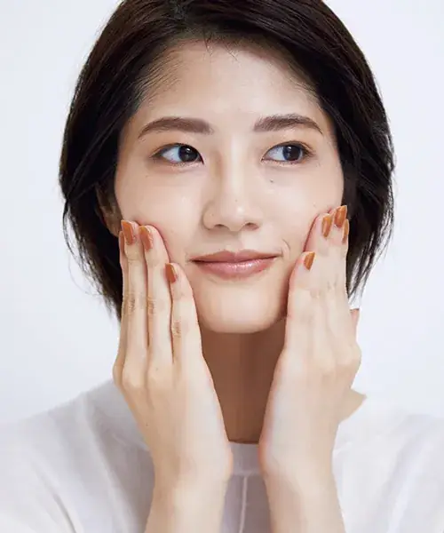 頬に指先をあてている写真