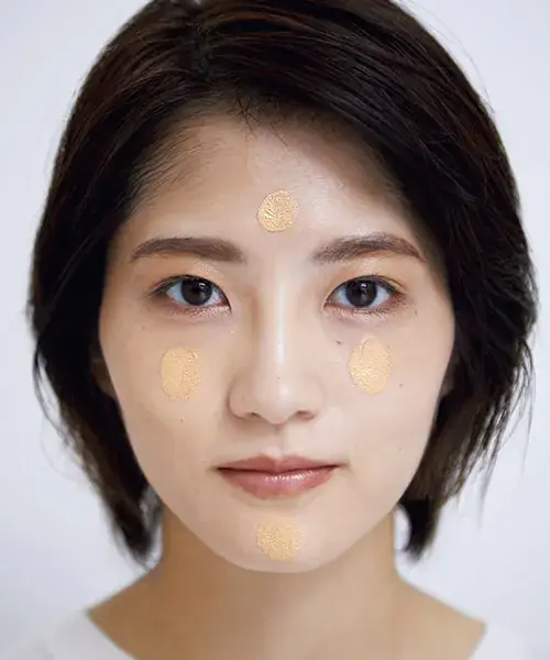 リキッドファンデをおでこ、両頬、あごに塗っている写真