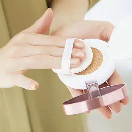 パフをファンデーションにあてる写真