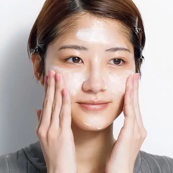 下地を塗り込むモデルの写真