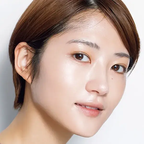 肌ツヤメイクが完成したモデルの写真