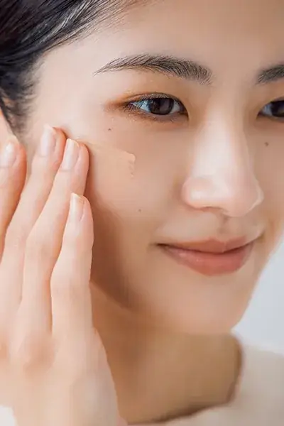 指でクリームファンデーションを塗り込む写真