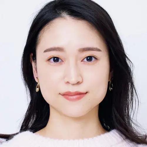 メイクをしたモデルのビフォー写真