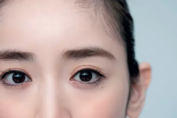 モデルの目元の写真