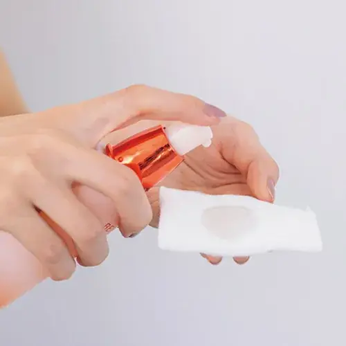 エマルジョン Cをコットンに出している様子