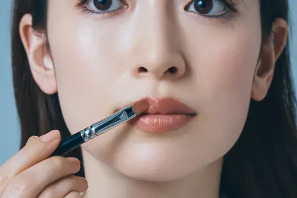 テクニック3：清潔感ときちんと感をキープするリップメイク術