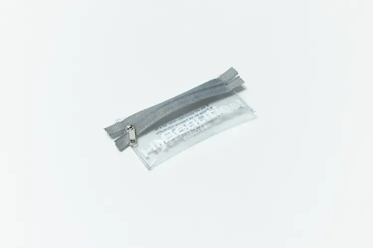 ▲ノベルティのポーチ<br>(リミテッドストア内で取り扱いの商品を8,800円以上(税込)購入した方が対象、数量限定、先着順)